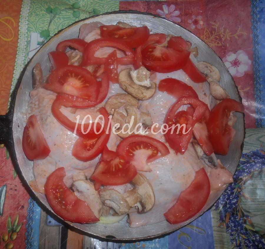 Куриное мясо с помидорами и грибами в духовке