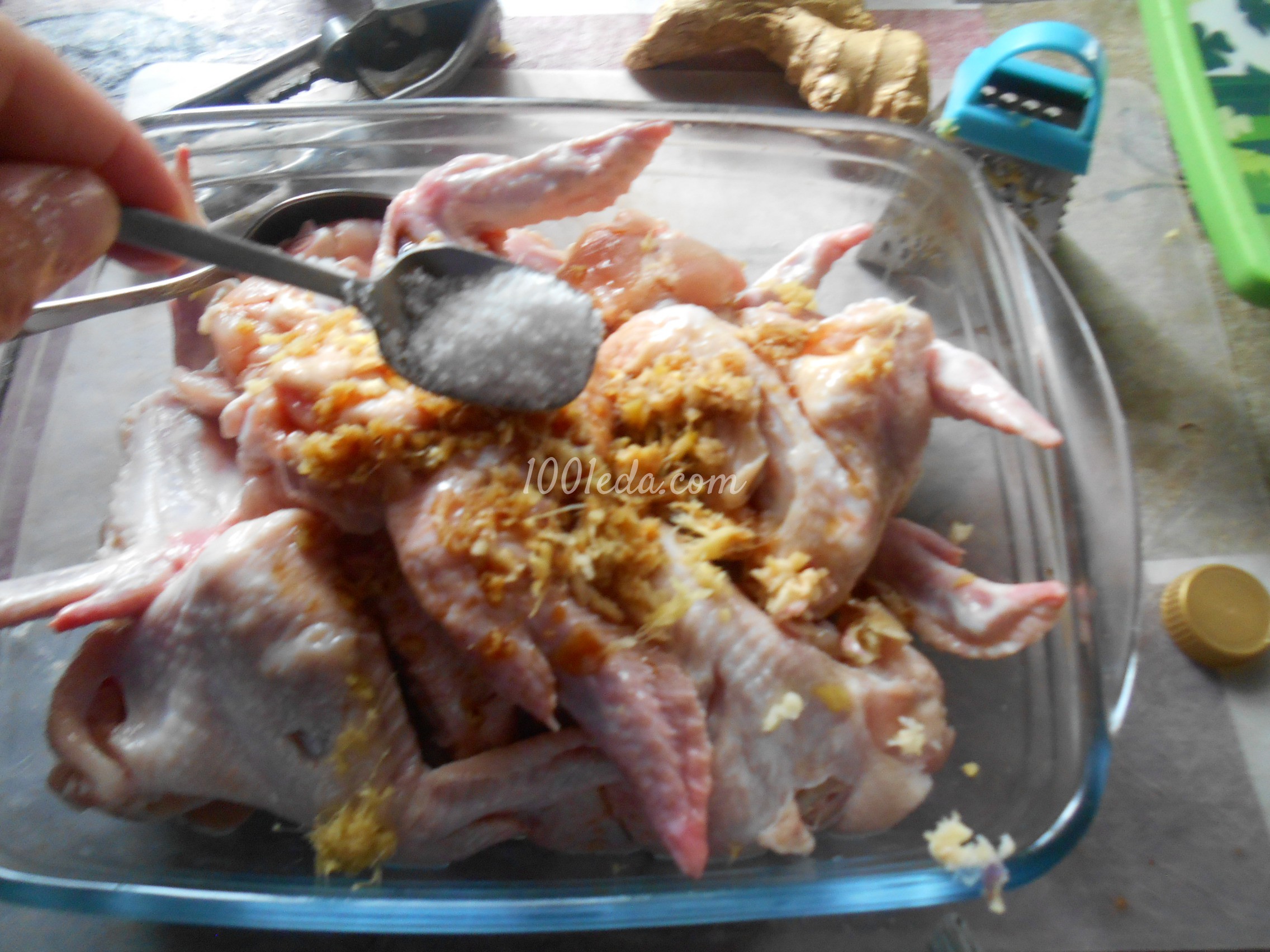 Куриные крылышки в соево-имбирном соусе, запечённые на углях: рецепт с пошаговым фото - Шаг №3