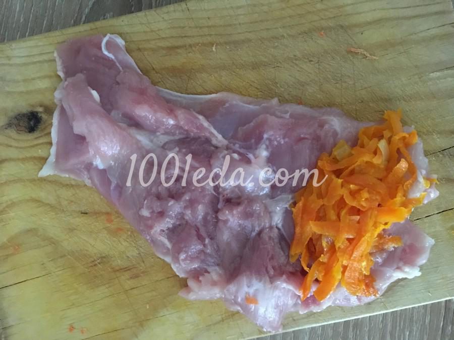 Куриные рулетики с луком и морковью: рецепт с пошаговым фото - Шаг №2
