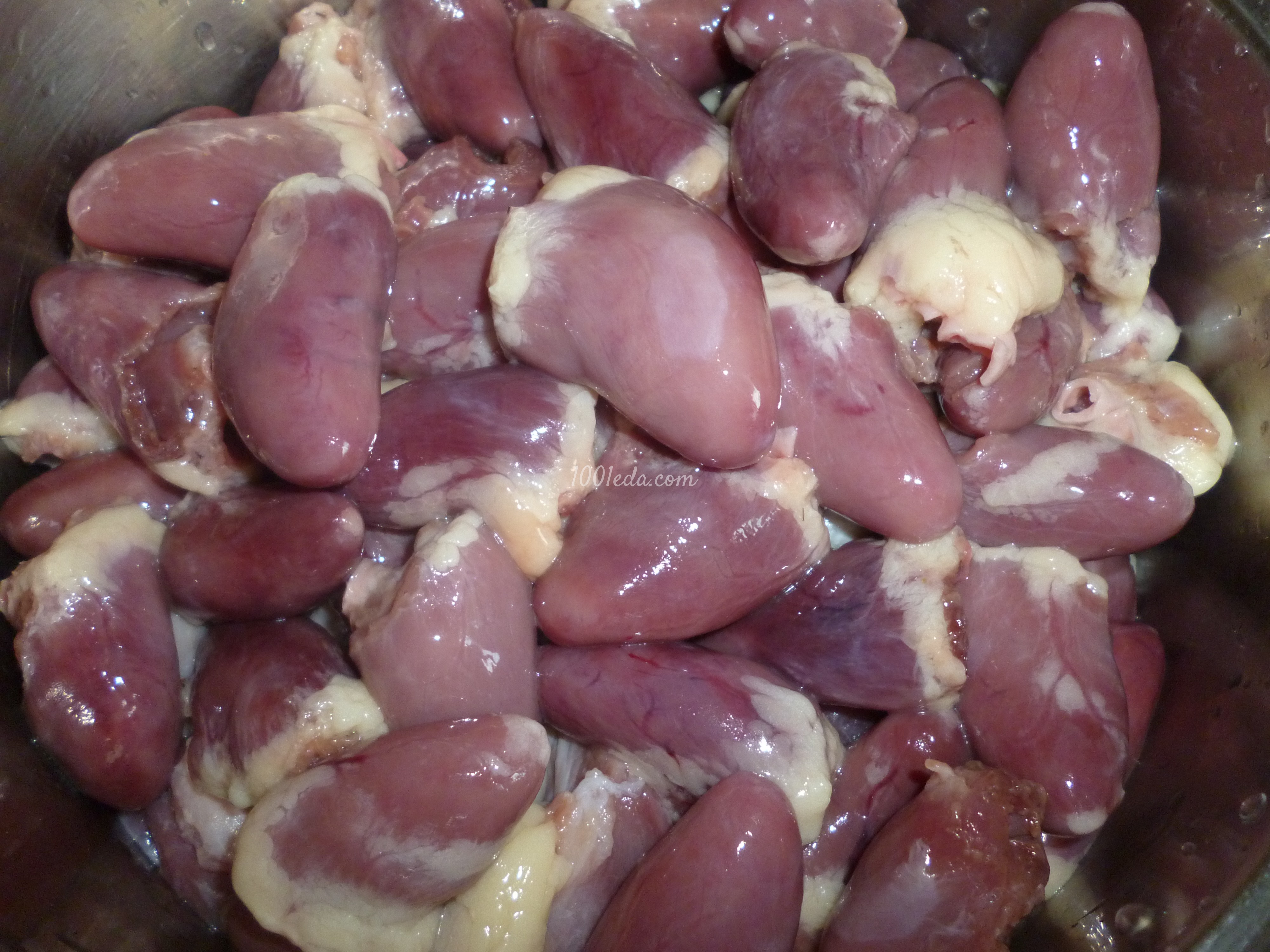 Куриные желудки с сердечками в собственном соке: рецепт с пошаговым фото - Шаг №3