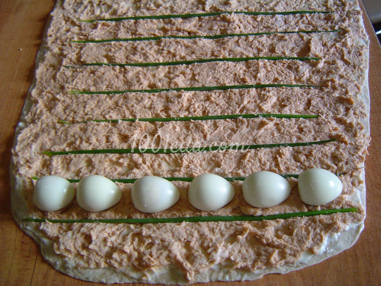 Куриный рулет в лаваше с перепелиными яйцами: рецепт с пошаговым фото - Шаг №8