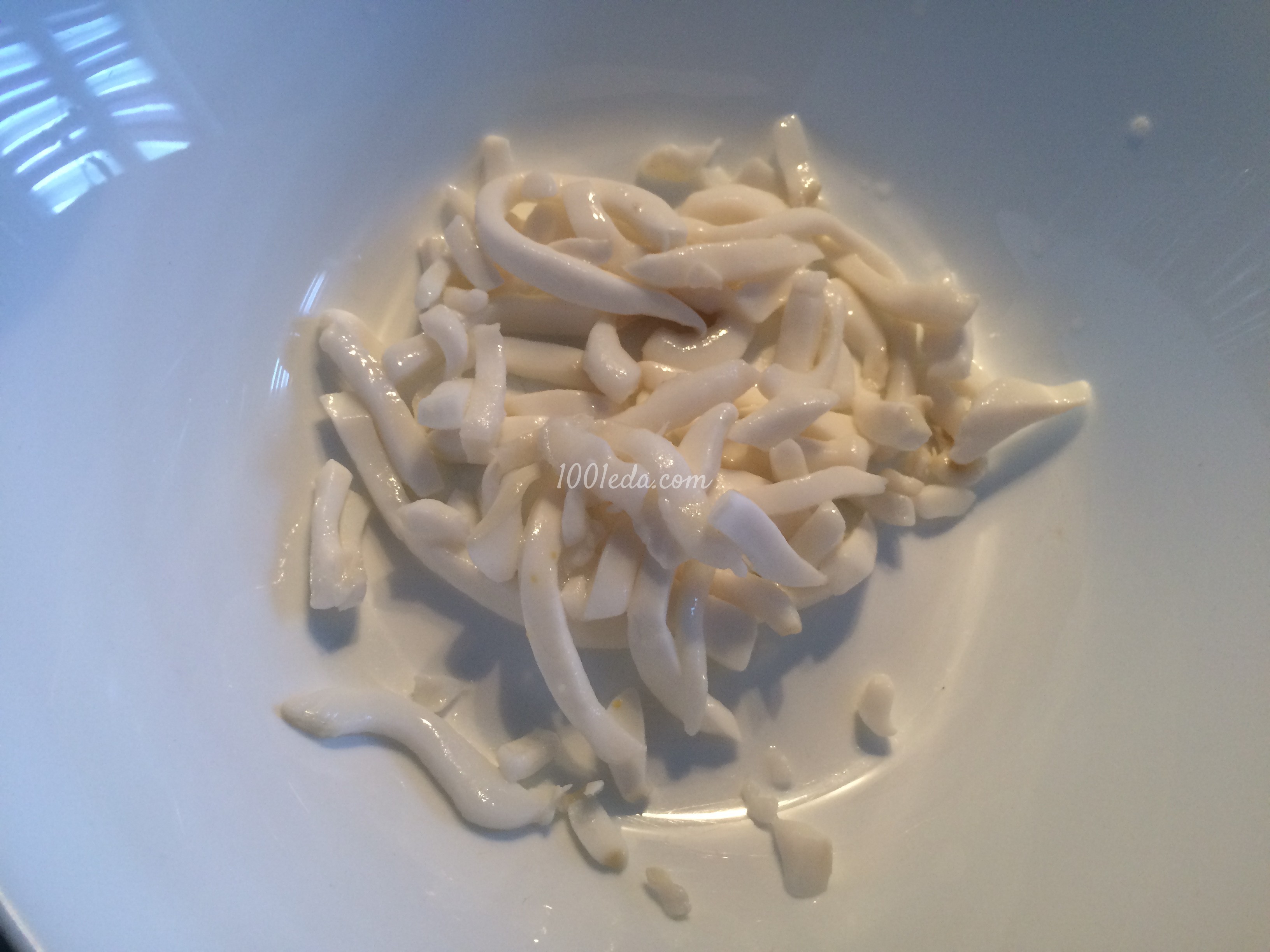 Легкий салат с рукколой, кальмарами и греческим сыром - Шаг №1