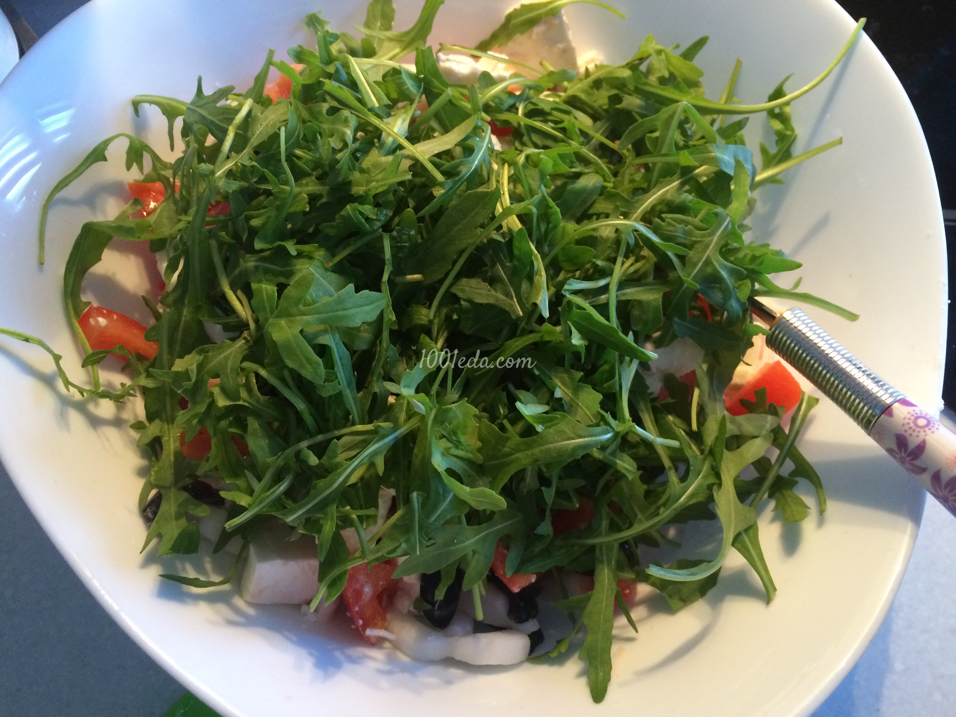 Легкий салат с рукколой, кальмарами и греческим сыром - Шаг №6