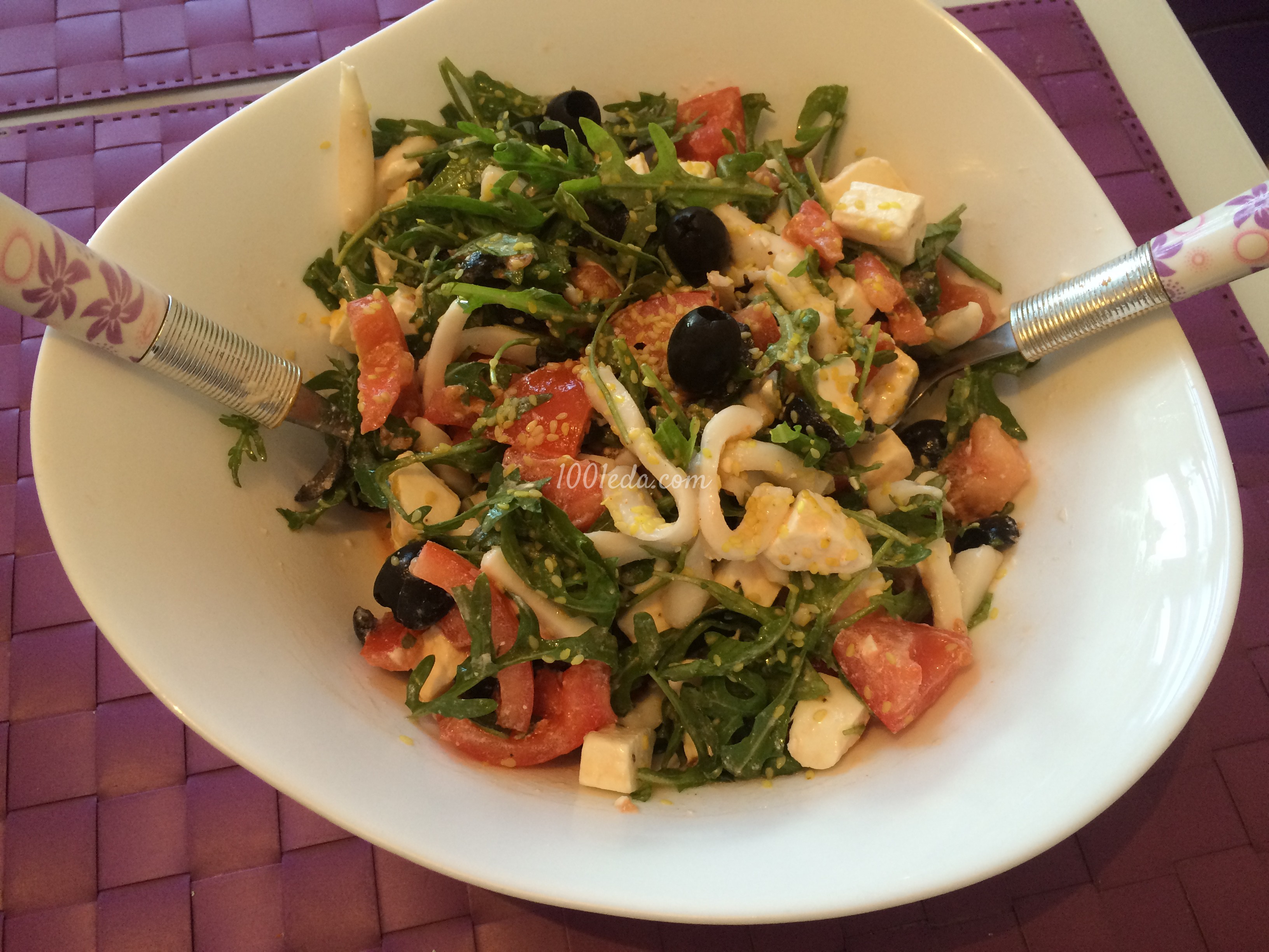 Легкий салат с рукколой, кальмарами и греческим сыром - Шаг №8