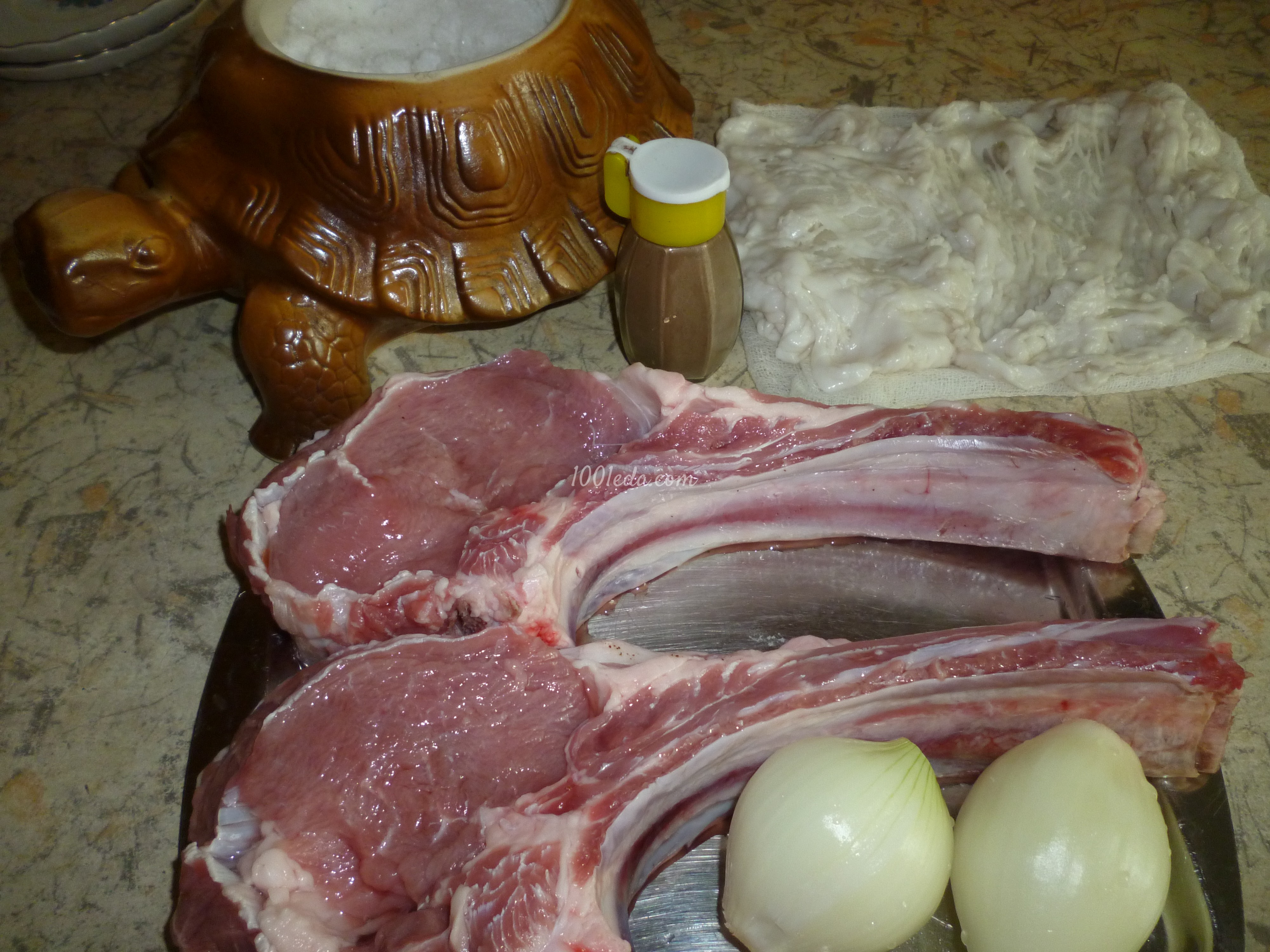 Луковая телятина на кости в свиной жировой сетке: рецепт с пошаговым фото - Шаг №1