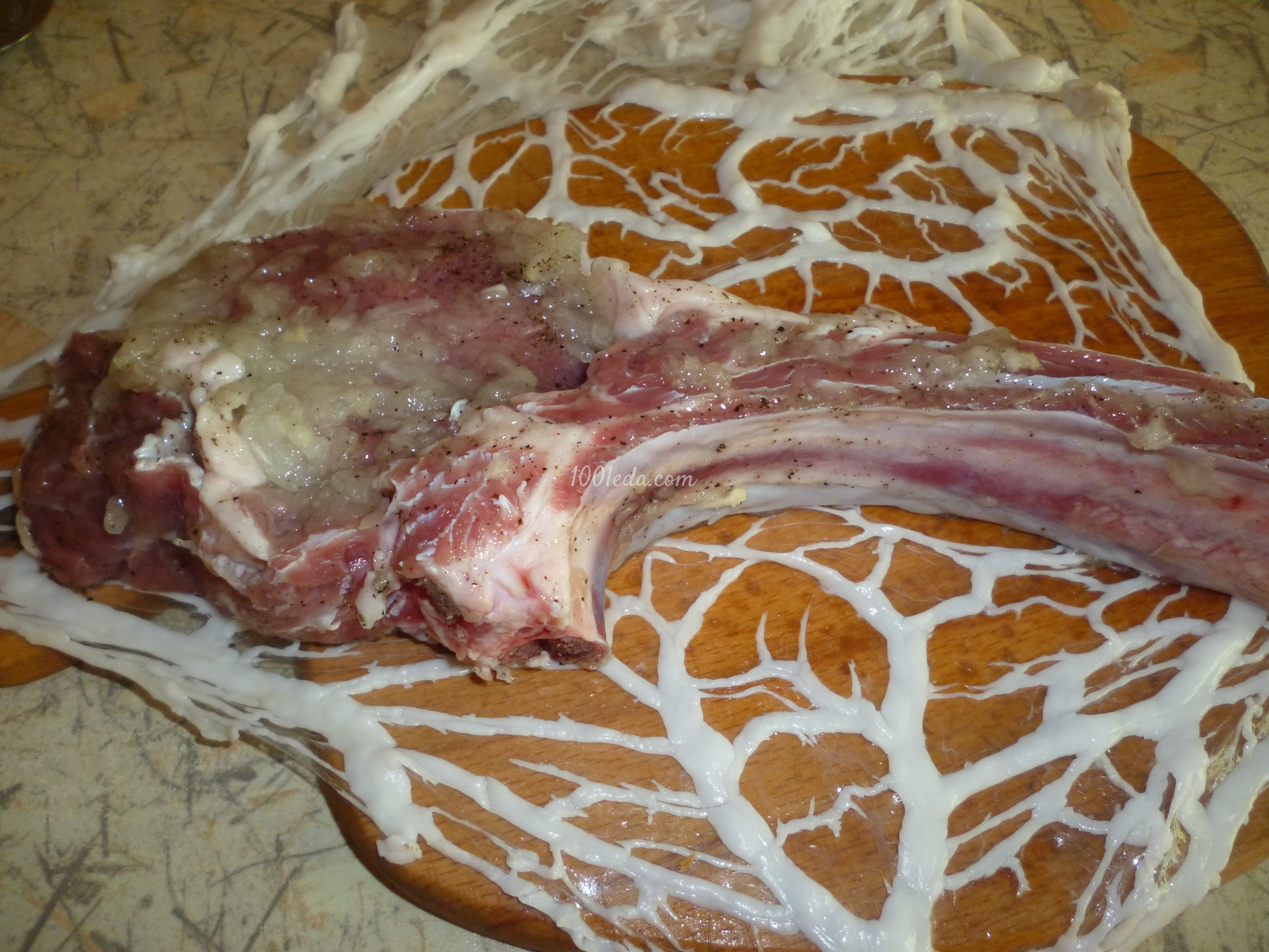 Луковая телятина на кости в свиной жировой сетке: рецепт с пошаговым фото - Шаг №4