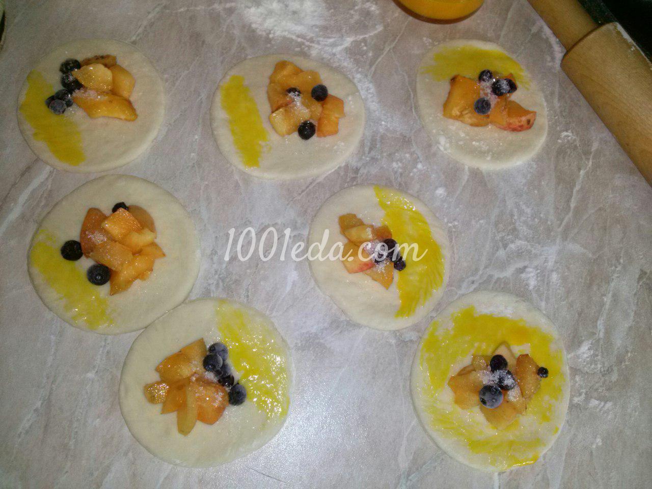 Любимые нежные пирожочки с абрикосом и черникой: рецепт с пошаговым фото - Шаг №8