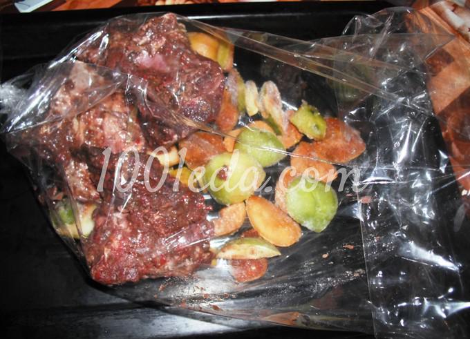 Мясные ребрышки в остром сливовом соусе, запеченные в рукаве с яблоками: рецепт с пошаговым фото - Шаг №3