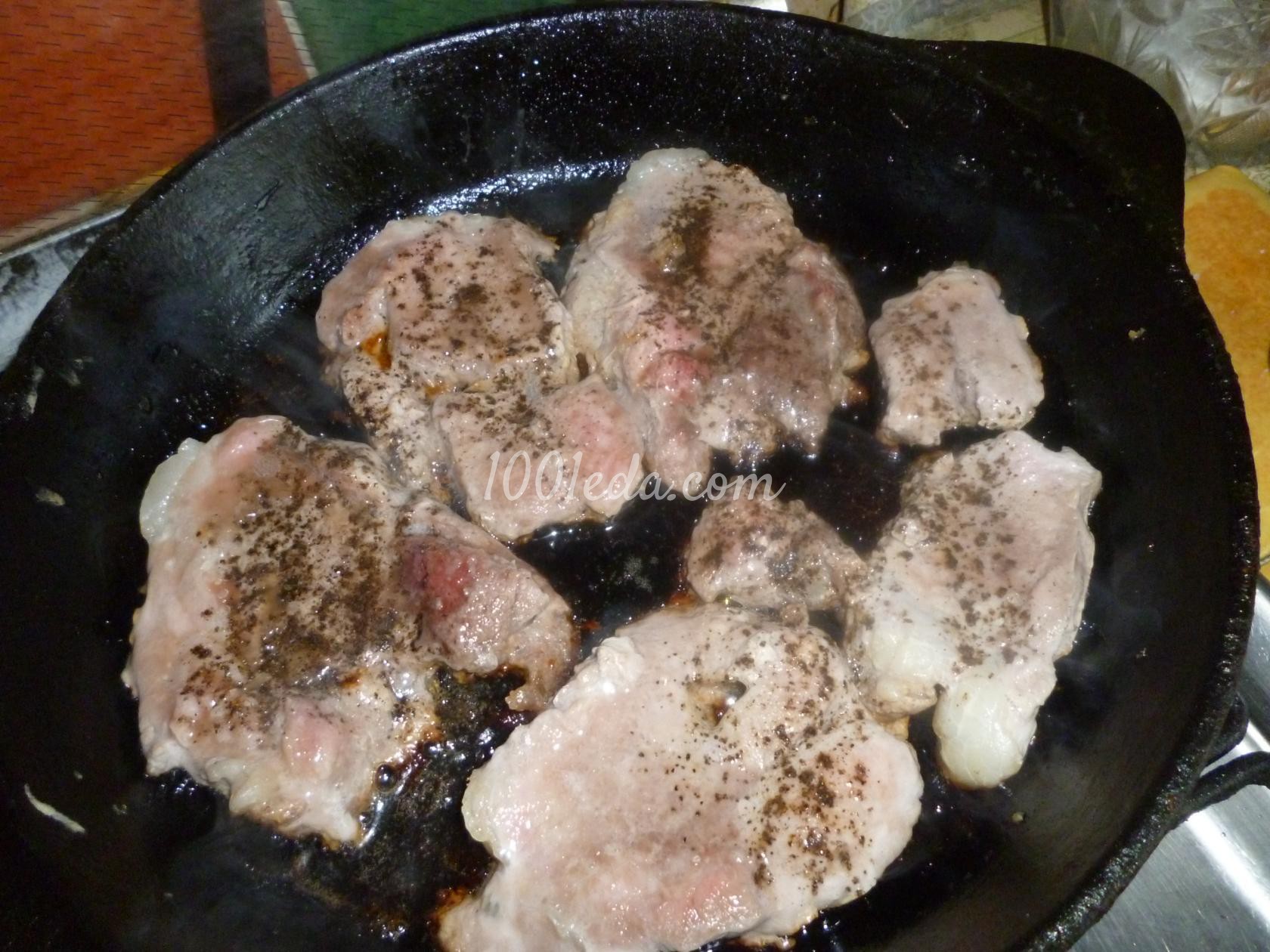Мясо под яично-плавленой кофточкой: рецепт с пошаговым фото - Шаг №1