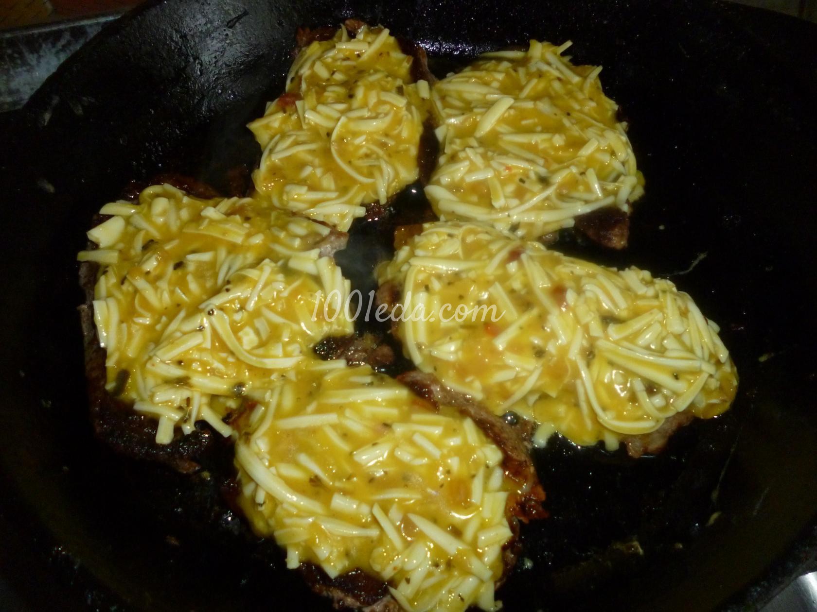 Мясо под яично-плавленой кофточкой: рецепт с пошаговым фото - Шаг №3
