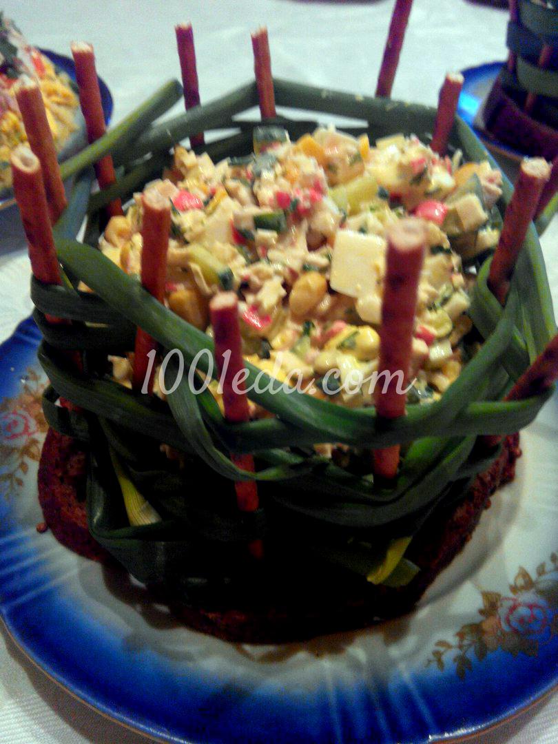 Крабовый салат в луковой праздничной корзинке: рецепт с пошаговым фото
