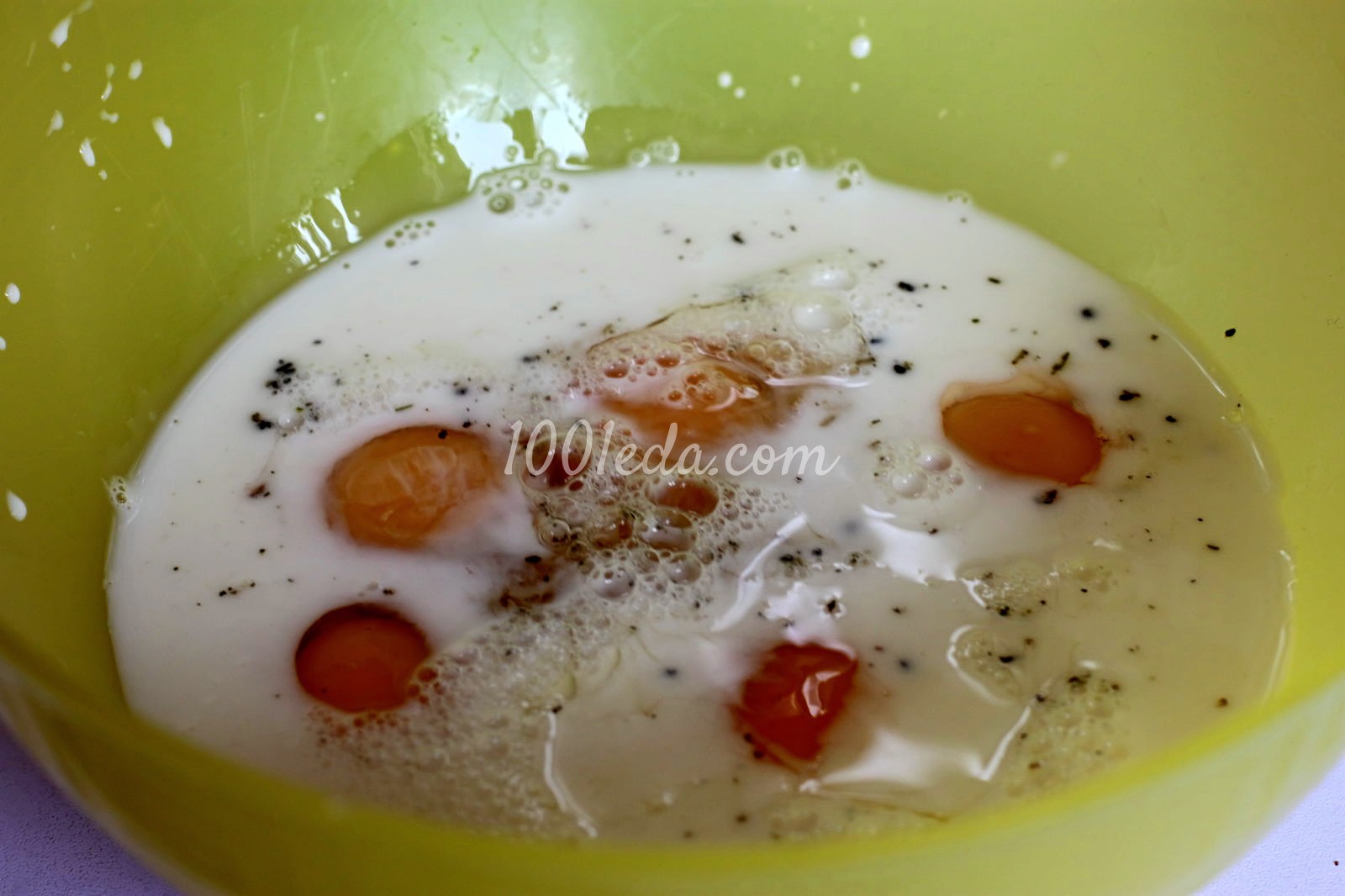 Омлет с куриной ветчиной и помидорами в мультиварке: рецепт с пошаговым фото - Шаг №3