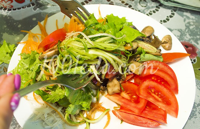 Овощной салат с грибами с пикантным соусом: рецепт с пошаговым фото - Шаг №14