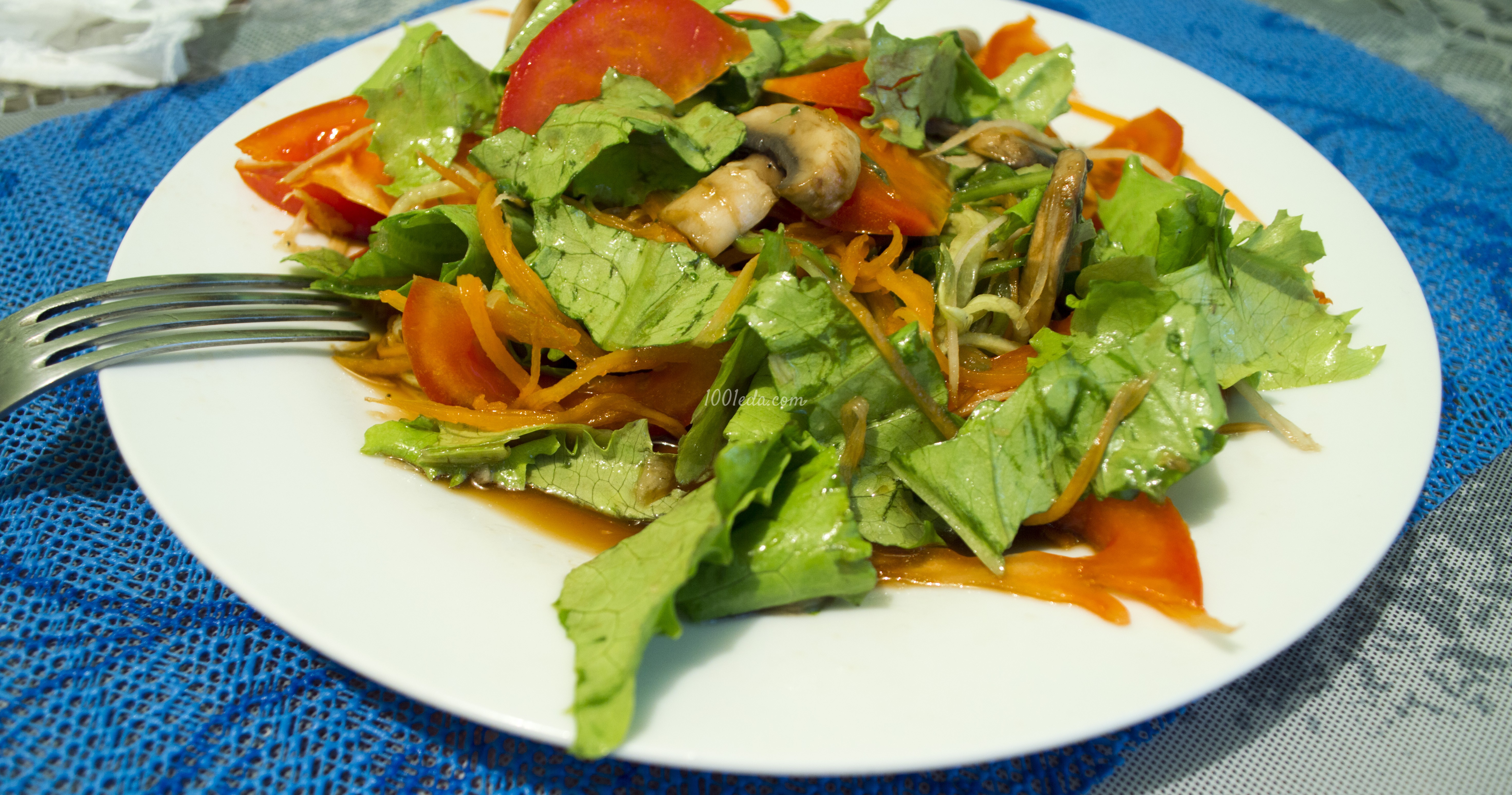 Овощной салат с грибами с пикантным соусом: рецепт с пошаговым фото - Шаг №15