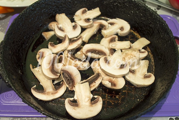 Овощной салат с грибами с пикантным соусом: рецепт с пошаговым фото - Шаг №3
