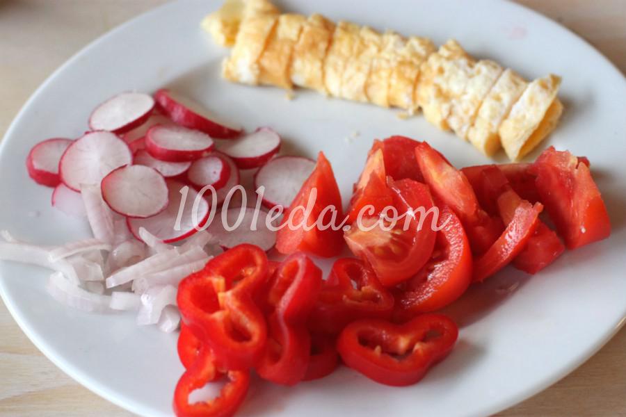 Овощной салат с тунцом и омлетом