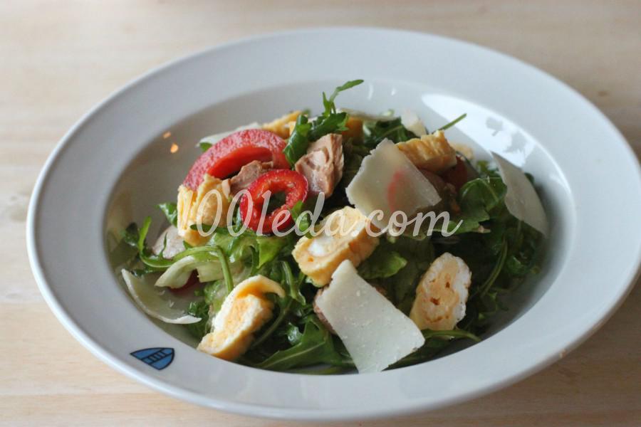 Овощной салат с тунцом и омлетом