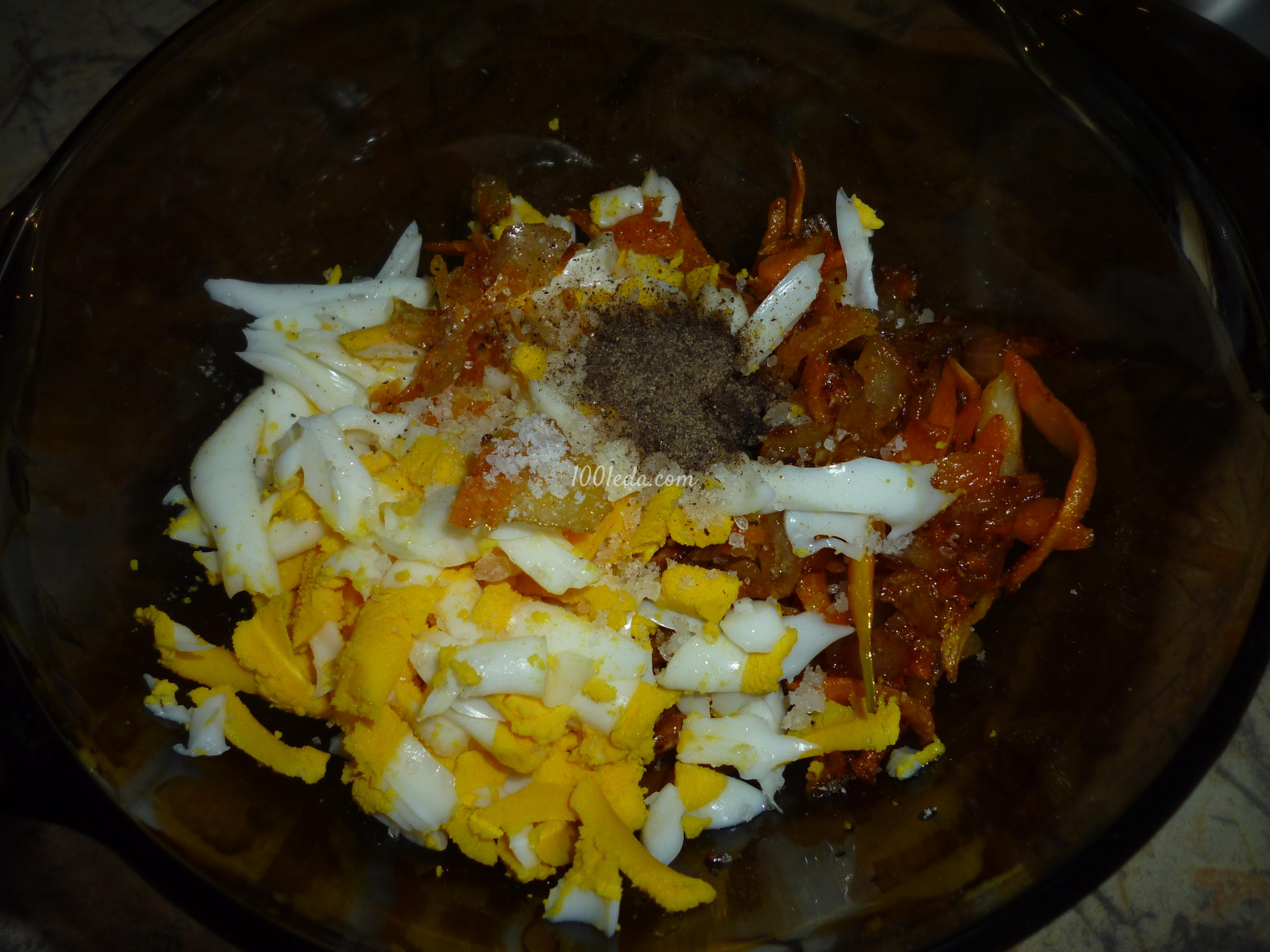 Печеночные рулетики с яйцом, луком и морковью: рецепт с пошаговым фото - Шаг №3
