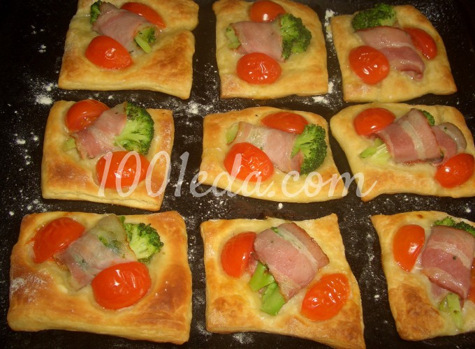 Пиццеты из слоёного теста с брокколи, беконом и помидорками черри: рецепт с пошаговым фото - Шаг №5