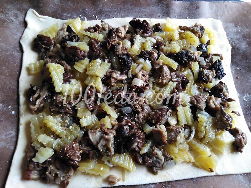 Пирог из слоеного теста с грибами-строчками и картофелем: пошаговое фото - Шаг №3 Пирог из слоеного теста с грибами-строчками и картофелем: пошаговое фото - Шаг №3