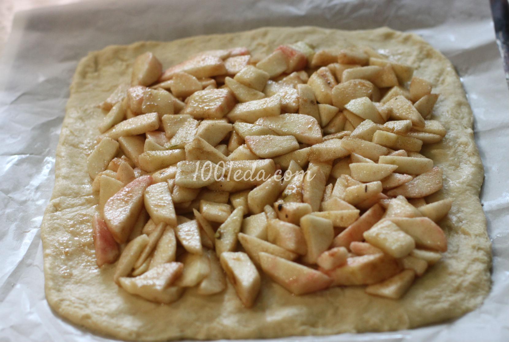 Пирог с яблоками и корицей на дрожжевом тесте: рецепт с пошаговым фото - Шаг №9