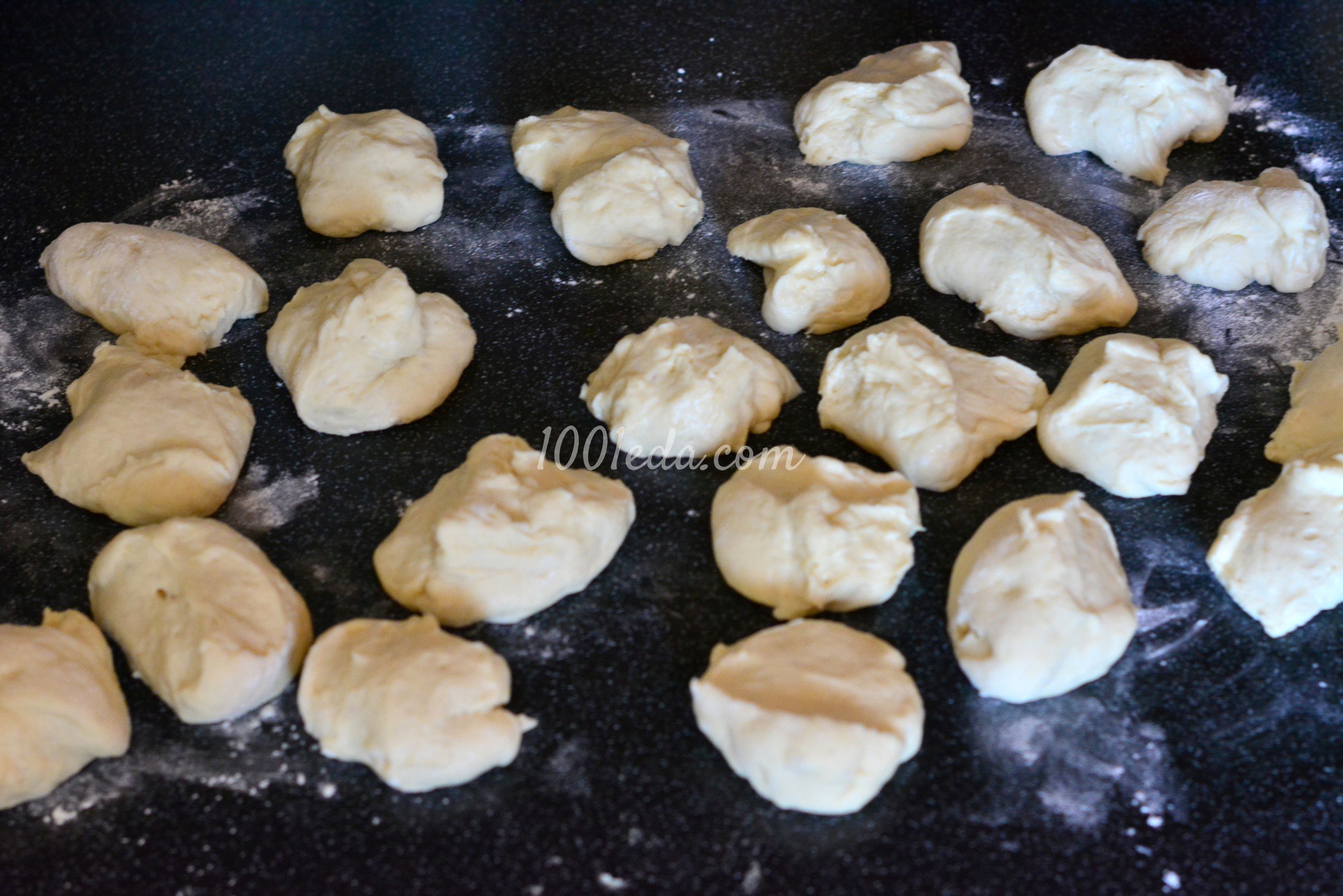 Пушистые пирожки на кисляке: рецепт с пошаговым фото - Шаг №3