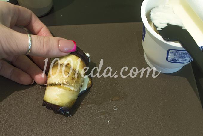 Рулетики из баклажанов со сливочным сыром и помидорами: рецепт с пошаговым фото - Шаг №10