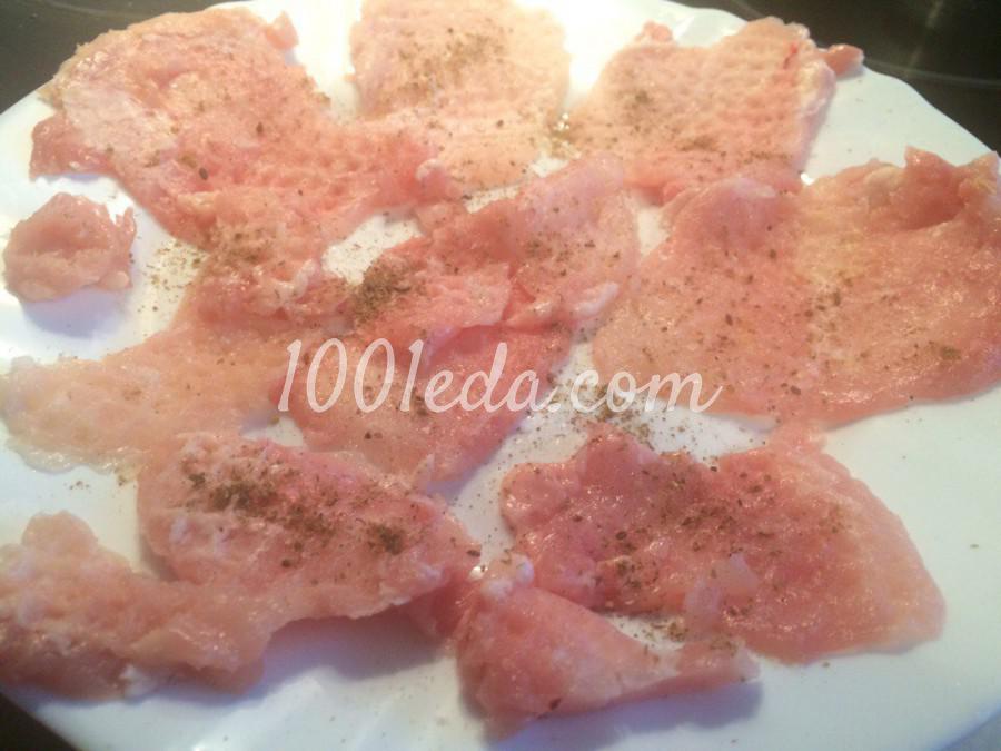 Рулетики из кабачка с куриным филе и творожным соусом: рецепт с пошаговым фото - Шаг №3 Рулетики из кабачка с куриным филе и творожным соусом: рецепт с пошаговым фото - Шаг №3