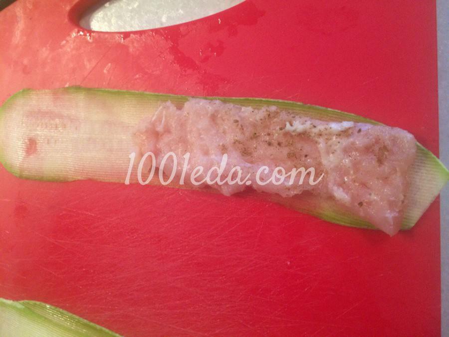 Рулетики из кабачка с куриным филе и творожным соусом: рецепт с пошаговым фото - Шаг №4 Рулетики из кабачка с куриным филе и творожным соусом: рецепт с пошаговым фото - Шаг №4
