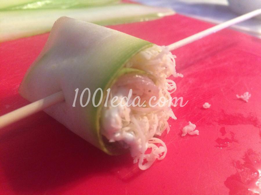 Рулетики из кабачка с куриным филе и творожным соусом: рецепт с пошаговым фото - Шаг №7 Рулетики из кабачка с куриным филе и творожным соусом: рецепт с пошаговым фото - Шаг №7