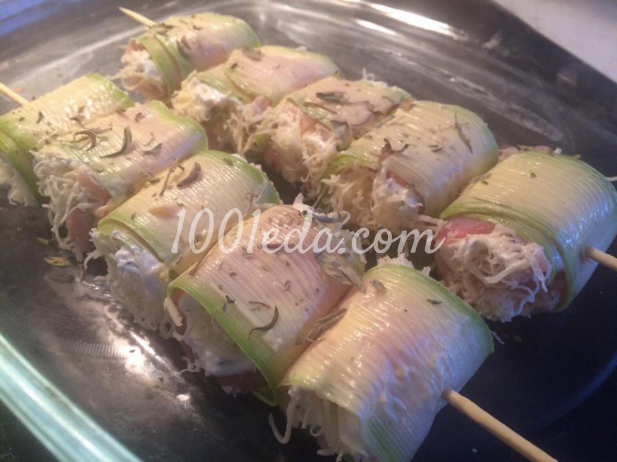 Рулетики из кабачка с куриным филе и творожным соусом: рецепт с пошаговым фото - Шаг №8 Рулетики из кабачка с куриным филе и творожным соусом: рецепт с пошаговым фото - Шаг №8