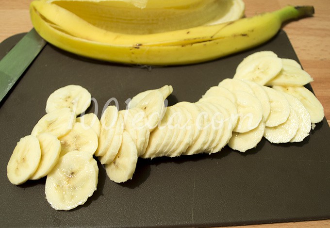 Рулетики из лаваша с сыром, клубникой и бананом для детей: рецепт с пошаговым фото - Шаг №6