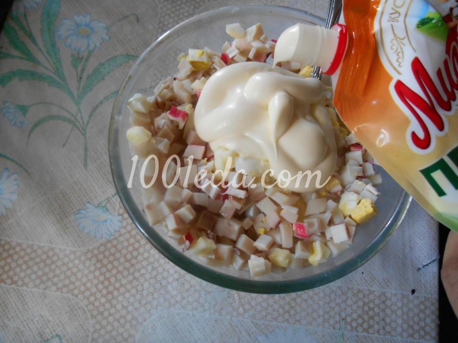 Салат с кальмарами, крабовыми палочками и яблоком: пошаговый с фото - Шаг №6 Салат с кальмарами, крабовыми палочками и яблоком: пошаговый с фото - Шаг №6