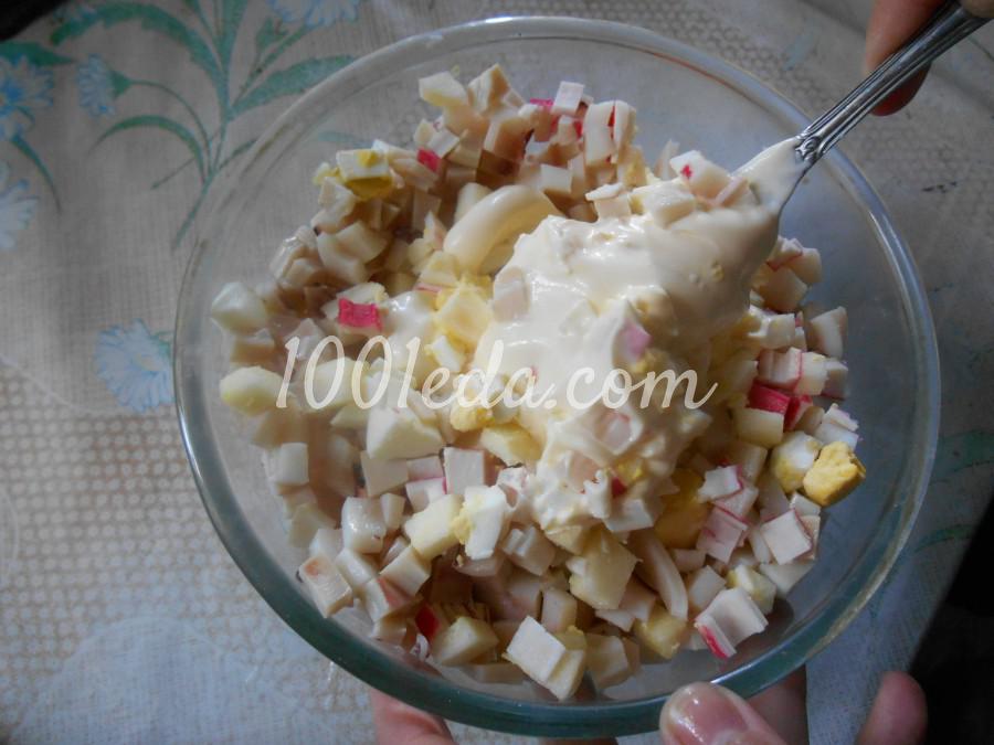 Салат с кальмарами, крабовыми палочками и яблоком: пошаговый с фото - Шаг №7 Салат с кальмарами, крабовыми палочками и яблоком: пошаговый с фото - Шаг №7