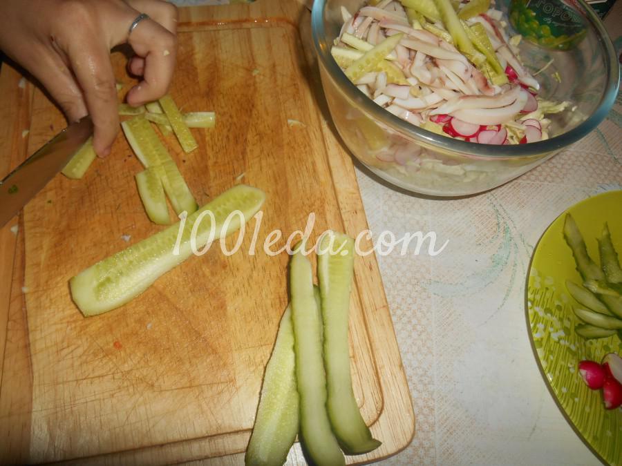 Салат из кальмаров, капусты, свежего огурца и редиса: пошаговое фото - Шаг №4