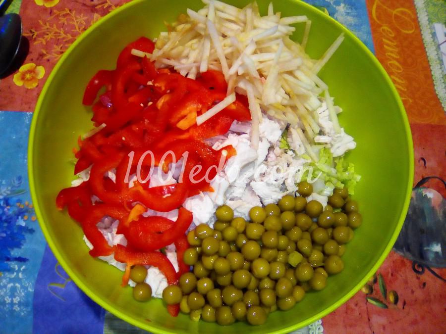 Салат из китайской капусты с куриным филе, яблоком и зелёным горошком Салат из китайской капусты с куриным филе, яблоком и зелёным горошком