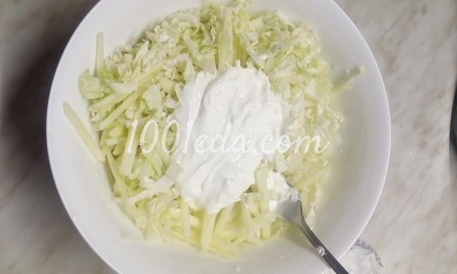 Салат из пекинской капусты с луком и яблоком, заправленный сметаной Салат из пекинской капусты с луком и яблоком, заправленный сметаной