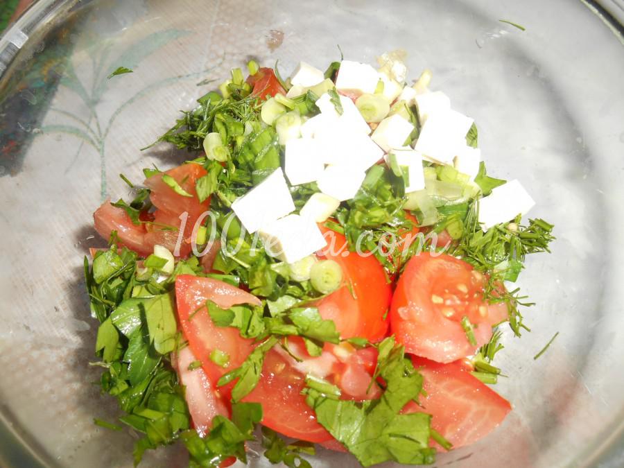 Салат из помидоров, брынзы и зелени с кунжутом