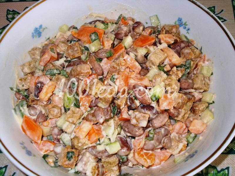Салат с фасолью и сухариками Любимый: рецепт с пошаговым фото - Шаг №5