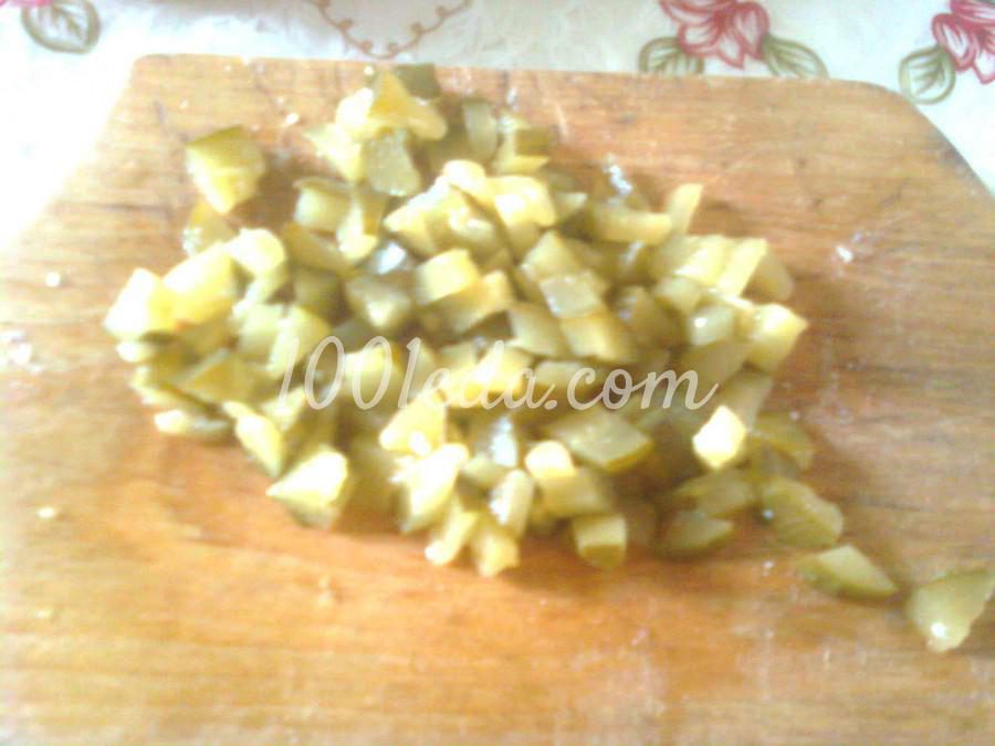 Салат с кальмаром и маринованными огурцами: рецепт с пошаговым фото - Шаг №6