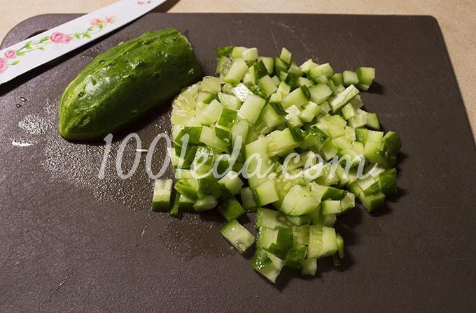 Салат с крабовыми палочками, консервированной кукурузой и свежим огурцом: пошагово с фото - Шаг №3