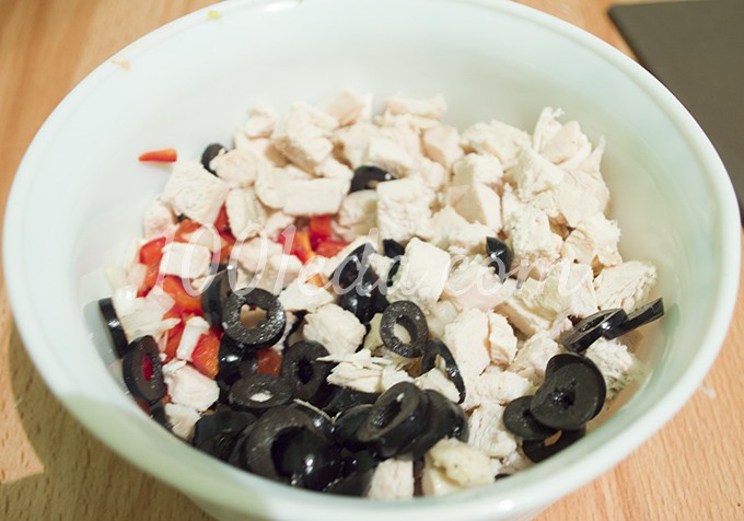 Салат с куриным филе и маслинами Нежный: рецепт с пошаговым фото - Шаг №10