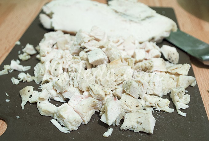 Салат с куриным филе и маслинами Нежный: рецепт с пошаговым фото - Шаг №3