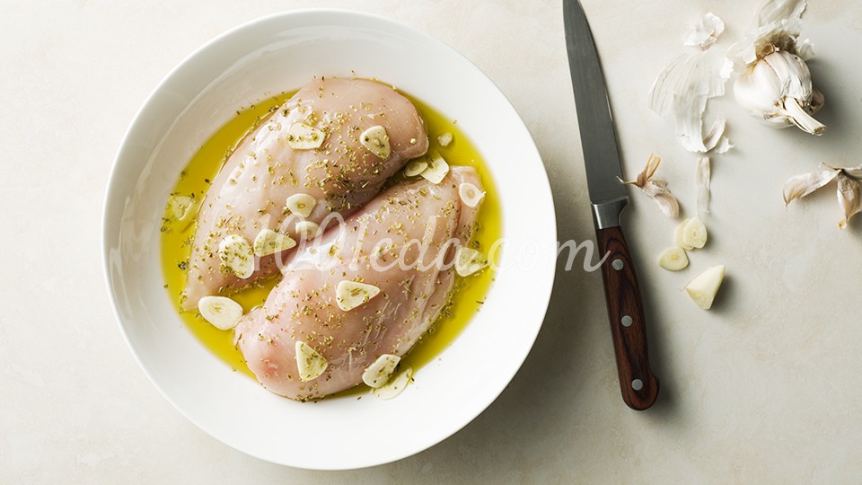 Салат с жареным сыром, курицей и соусом из халвы - Шаг №1