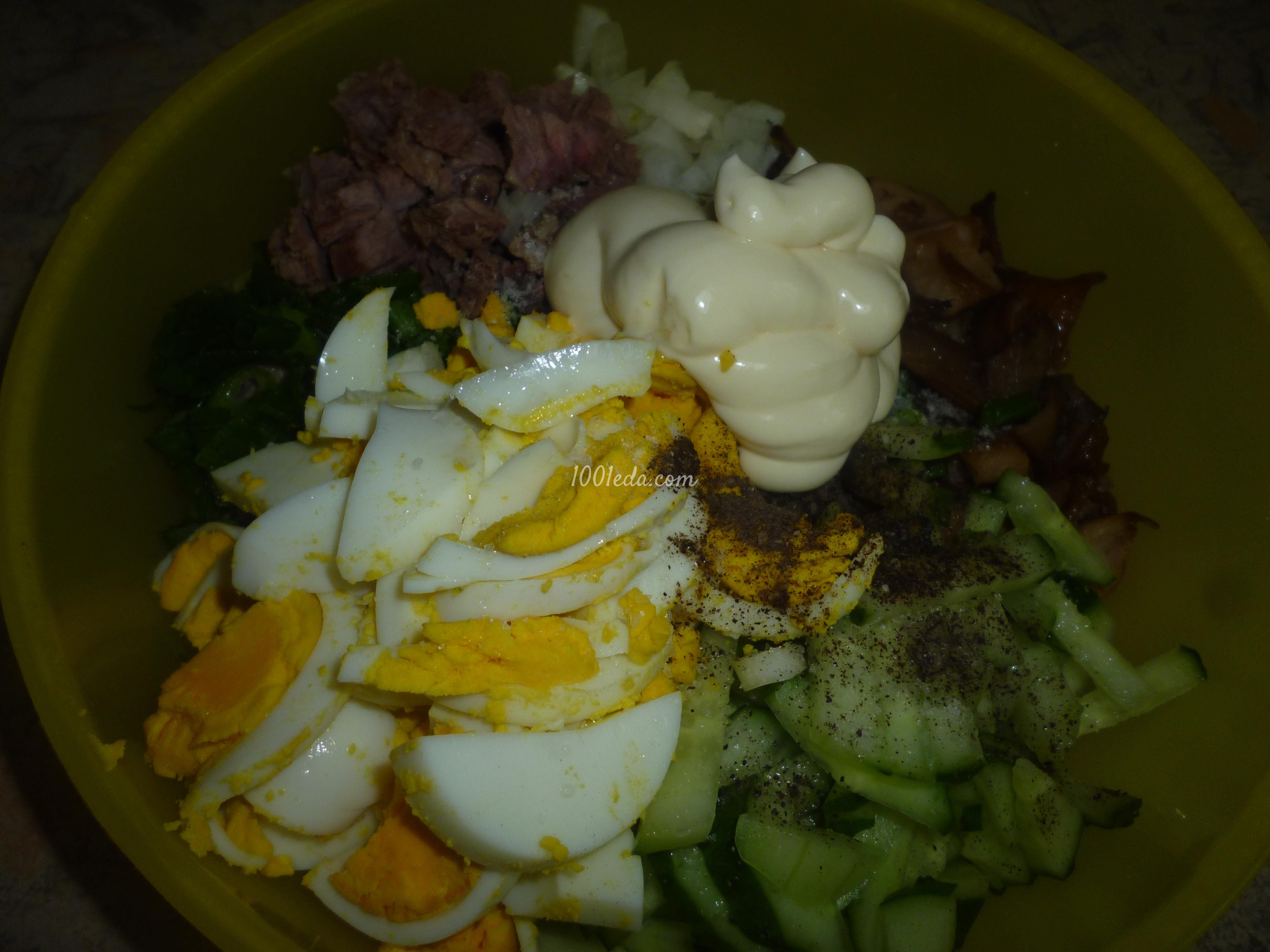 Салат с жареными вешенками, мясом, яйцом и огурцом: рецепт с пошаговым фото - Шаг №5