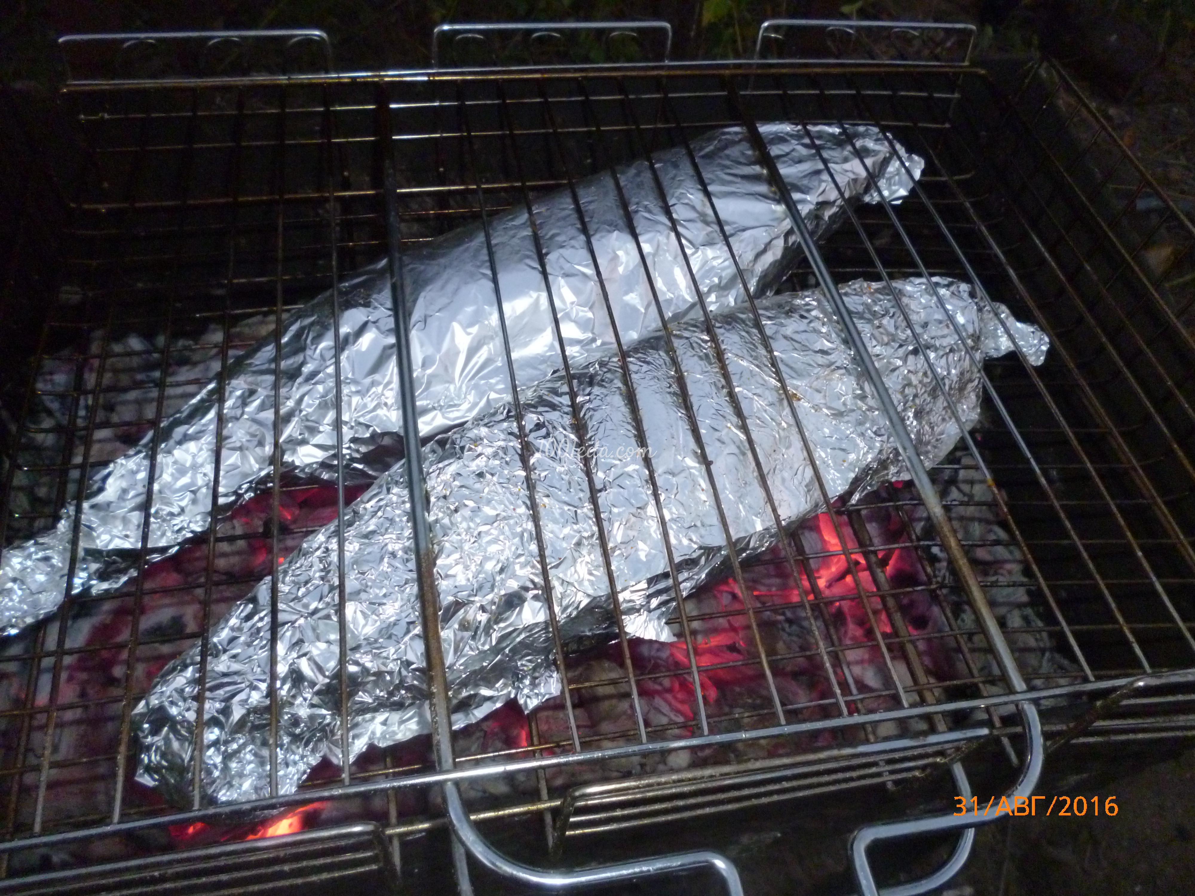 Скумбрия в фольге на мангале в решетке барбекю: рецепт с пошаговым фото - Шаг №3