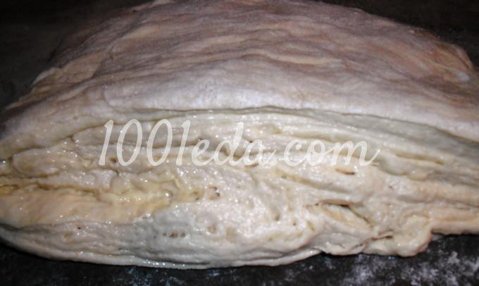 Слоеный дрожжевой пирог с мясом и сливочной корочкой: рецепт с пошаговым фото - Шаг №11