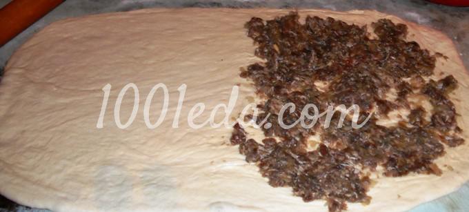 Слоеный дрожжевой пирог с мясом и сливочной корочкой: рецепт с пошаговым фото - Шаг №12