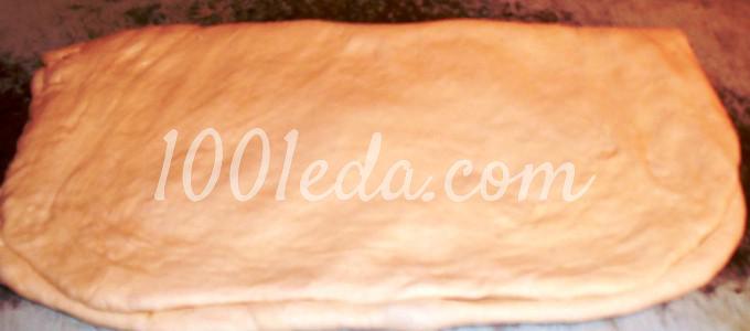 Слоеный дрожжевой пирог с мясом и сливочной корочкой: рецепт с пошаговым фото - Шаг №13