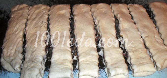 Слоеный дрожжевой пирог с мясом и сливочной корочкой: рецепт с пошаговым фото - Шаг №14